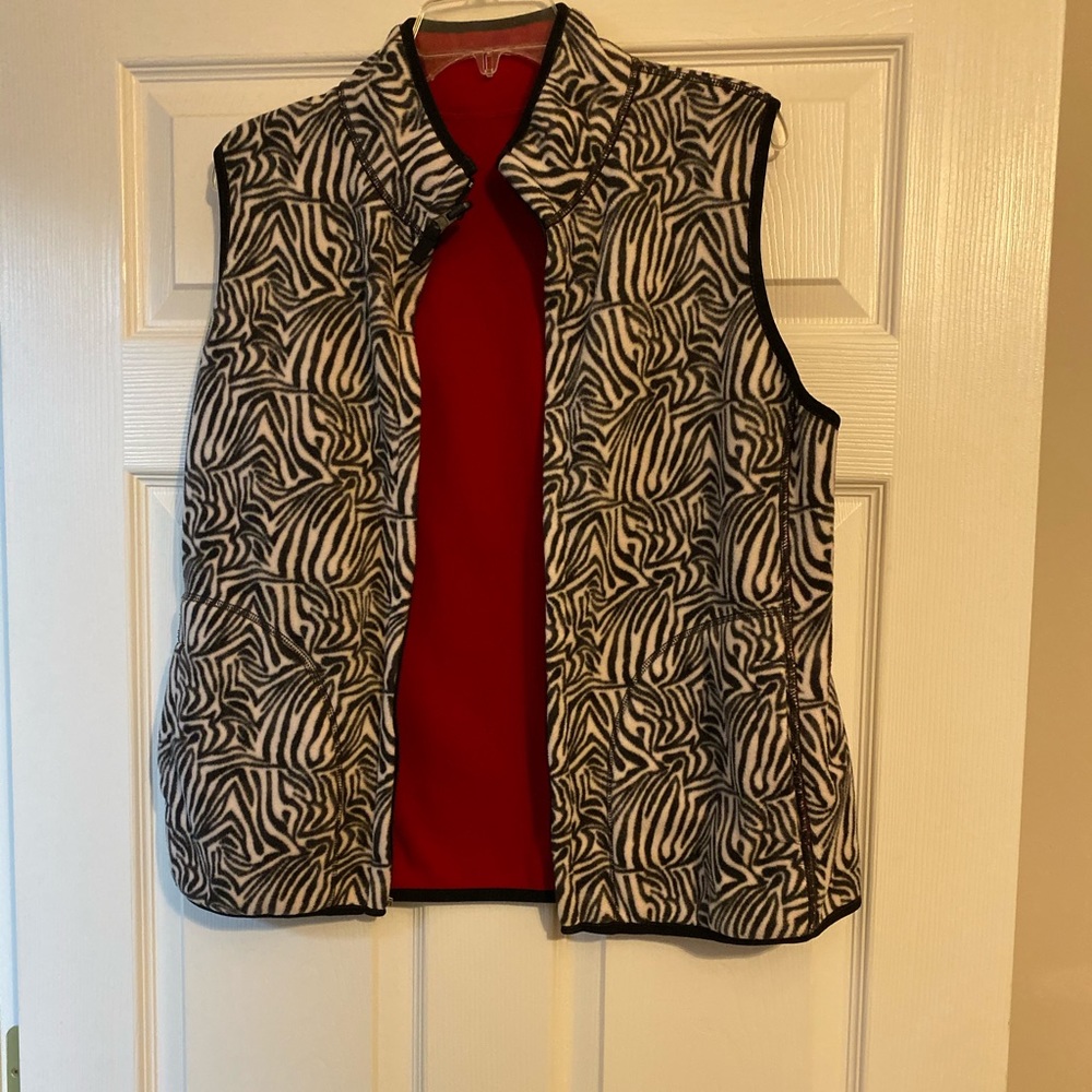 Reversible fleece vest zebra and red
